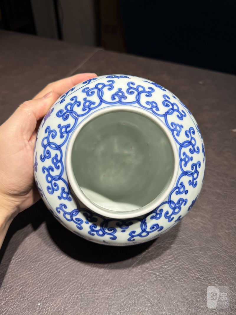 明万历 青花缠枝莲纹罐 - 图9